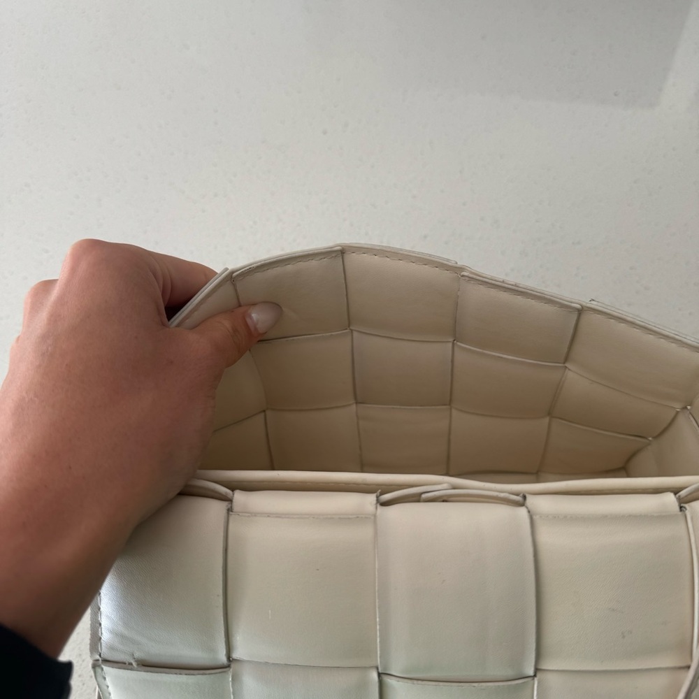 White Woven Crossbody Bag - Picture 10 of 11